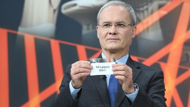 Giorgio Marchetti, Stellvertretender Generalsekretär der UEFA, zeigt das Los mit RB Leipzig. Giorgio Marchetti, Stellvertretender Generalsekretär der UEFA, zeigt das Los mit RB Leipzig.