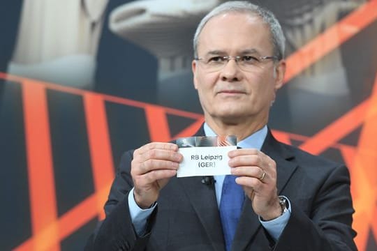 Giorgio Marchetti, Stellvertretender Generalsekretär der UEFA, zeigt das Los mit RB Leipzig.