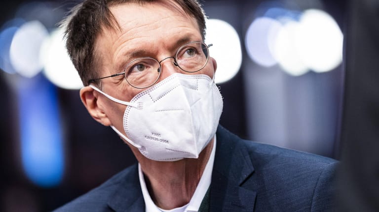 Karl Lauterbach hat seit Beginn der Corona-Pandemie massiv an Bekanntheit gewonnen. Der SPD-Gesundheitsexperte ist seit Dezember 2021 Bundesgesundheitsminister. Seine Karriere in Bildern.