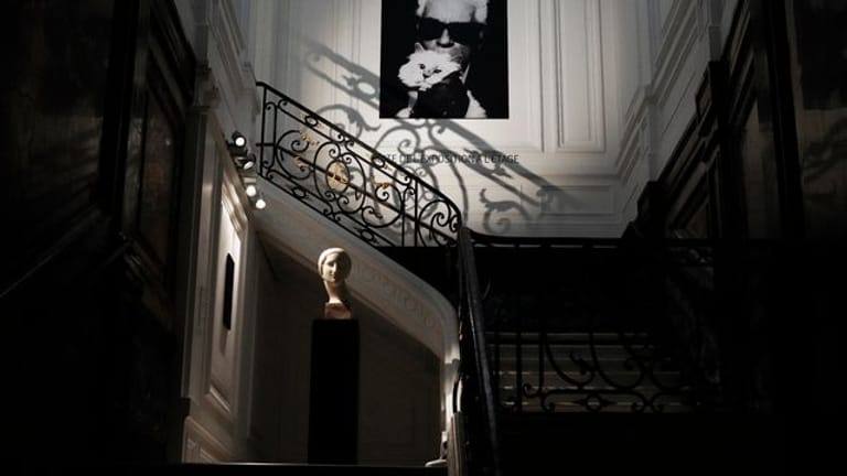 Ein Foto von Karl Lagerfeld bei Sotheby's in Paris.