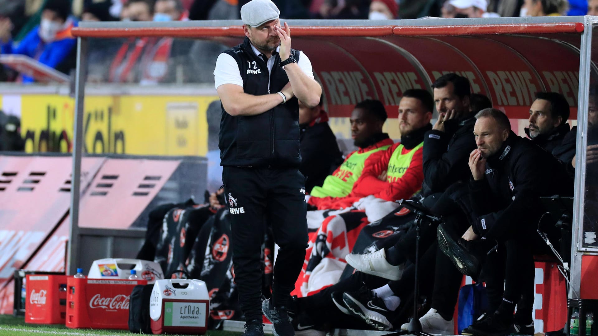 Trainer Steffen Baumgart bei einem Spiel des 1. FC Köln: Dem FC steht eine stürmische Woche ins Haus.