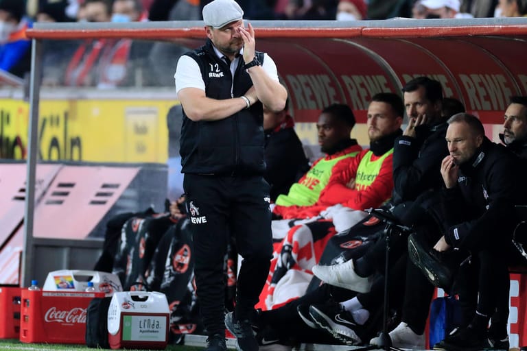 Trainer Steffen Baumgart bei einem Spiel des 1. FC Köln: Dem FC steht eine stürmische Woche ins Haus.