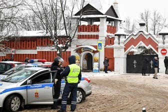Polizei vor dem Frauenkloster Wladytschni: Der Vorfall ereignete sich in einem russisch-orthodoxen Gymnasium neben der Klosteranlage.