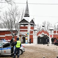 Polizei vor dem Frauenkloster Wladytschni: Der Vorfall ereignete sich in einem russisch-orthodoxen Gymnasium neben der Klosteranlage.
