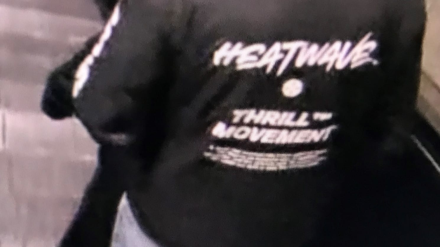Jacke des Tatverdächtigen mit der Aufschrift "Heatwave": Er soll mindestens elf Menschen mit einer Schusswaffe bedroht haben.