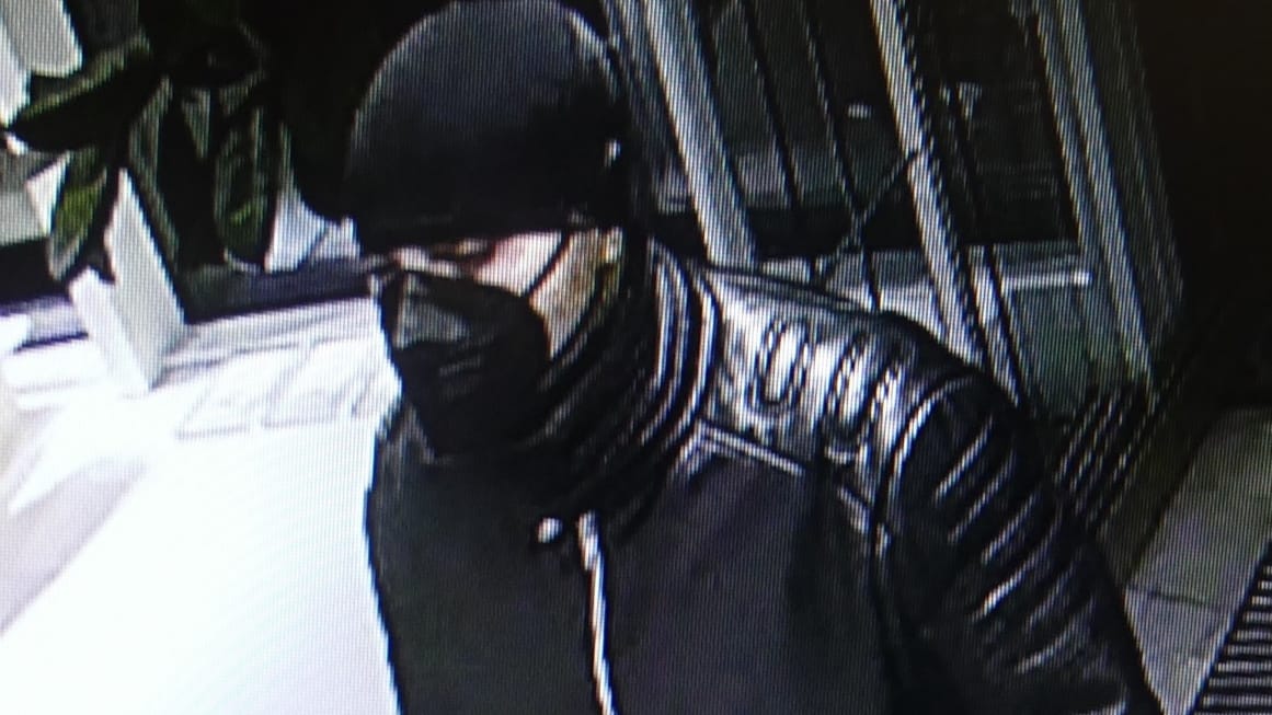 Mutmaßlicher Täter: Überwachungskameras zeigen den Mann mit einer schwarzen Mütze und einer schwarzen Jacke. Mutmaßlicher Täter: Überwachungskameras zeigen den Mann mit einer schwarzen Mütze und einer schwarzen Jacke.
