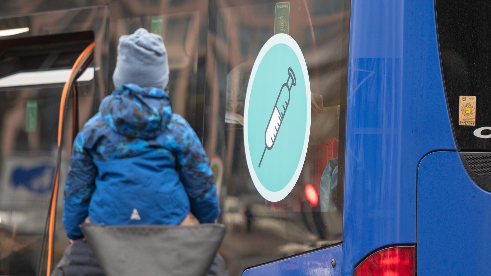 Kinder ab fünf Jahren können sich impfen lassen. Finden Sie das richtig?