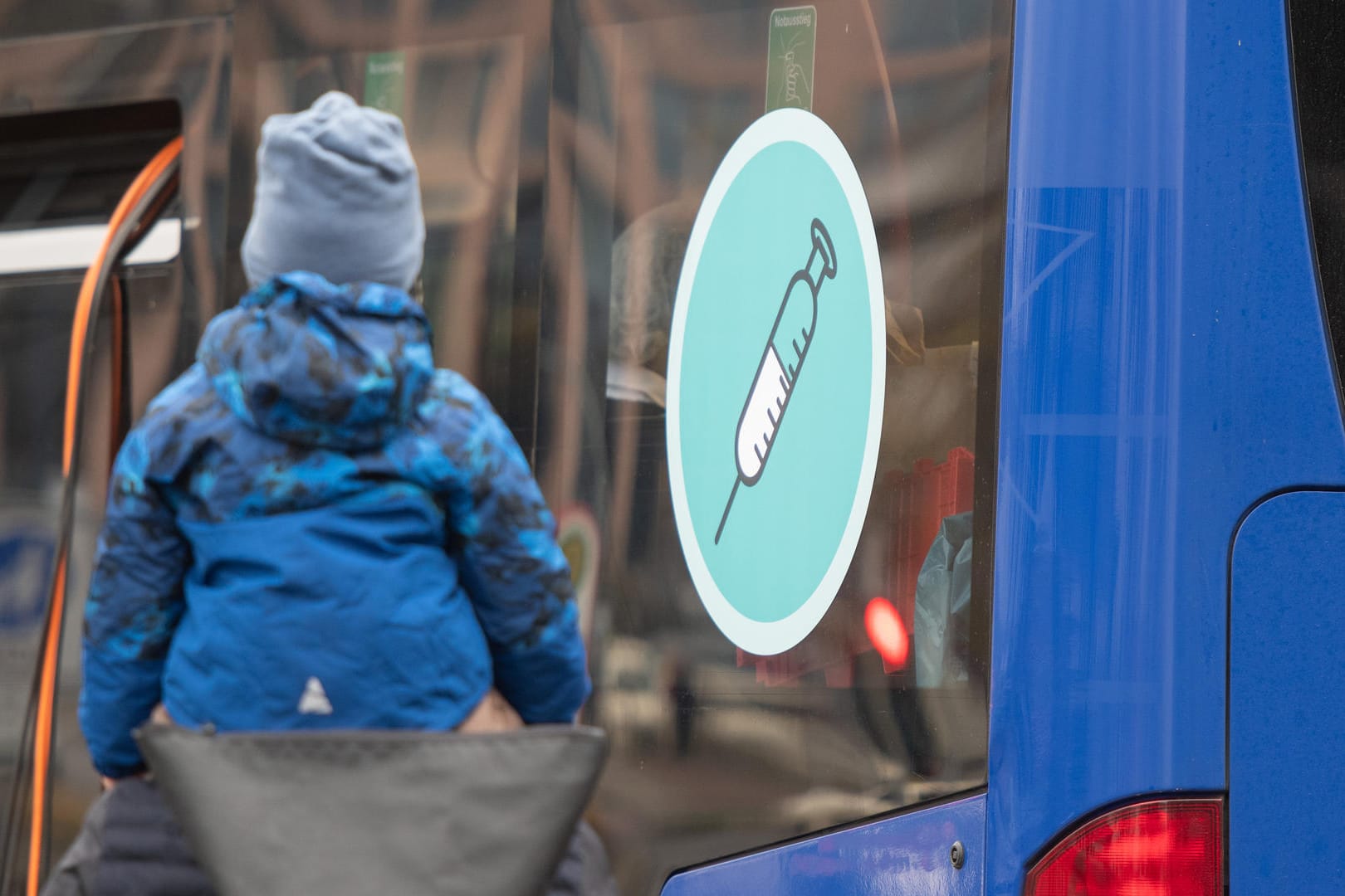 Kinder ab fünf Jahren können sich impfen lassen. Finden Sie das richtig?