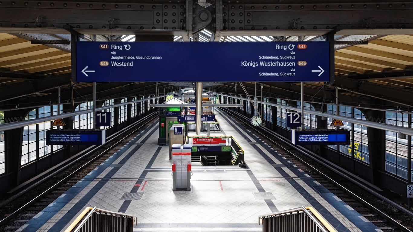 S-Bahnhof Westkreuz. (Archivbild) Hier ist eine neue Personenüberführung mit barrierefreien Zugängen geplant.