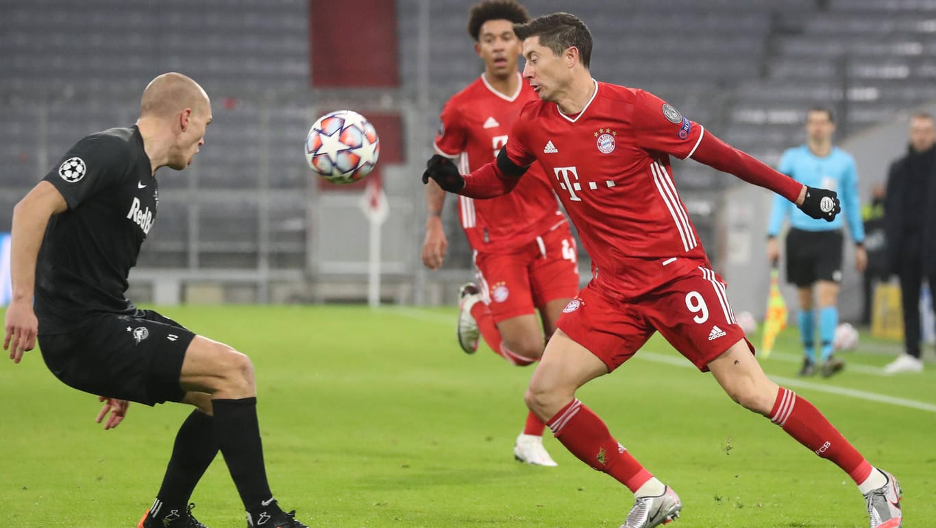 Champions League: Der FC Bayern trifft im Achtelfinale mit Starspieler Robert Lewandowski (r.) auf RB Salzburg.