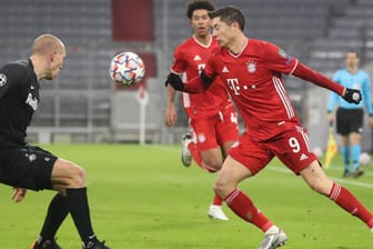 Champions League: Der FC Bayern trifft im Achtelfinale mit Starspieler Robert Lewandowski (r.) auf RB Salzburg.