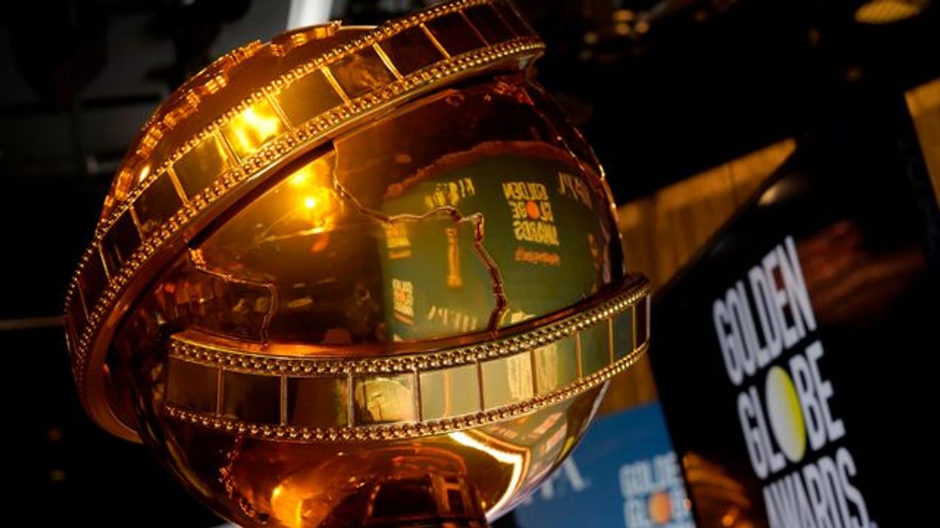 Statuen in Form der Golden Globes vor Bekanntgabe der Nominierungen auf der Bühne im Beverly Hilton Hotel.