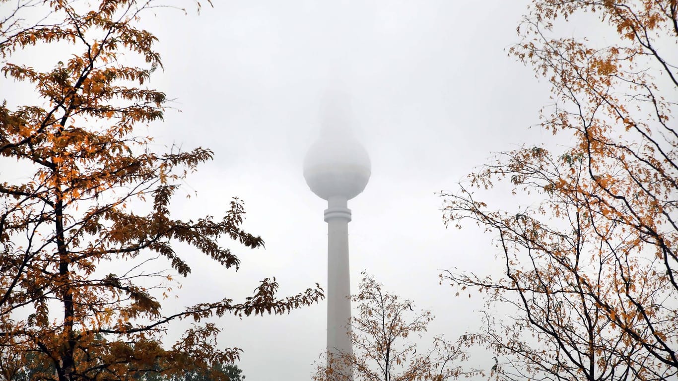 Der Berliner Fernsehturm in Nebel eingehüllt (Symbolbild): Die Berliner müssen sich auf Nebel und Regen gefasst machen.