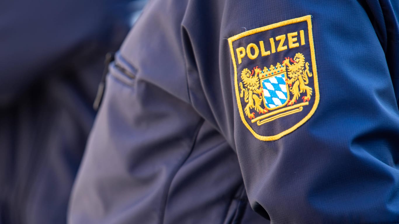 Loko der bayrischen Polizei auf einer Jacke (Symbolbild): Der Polizist zweifelte an den geltenden Gesetzen.