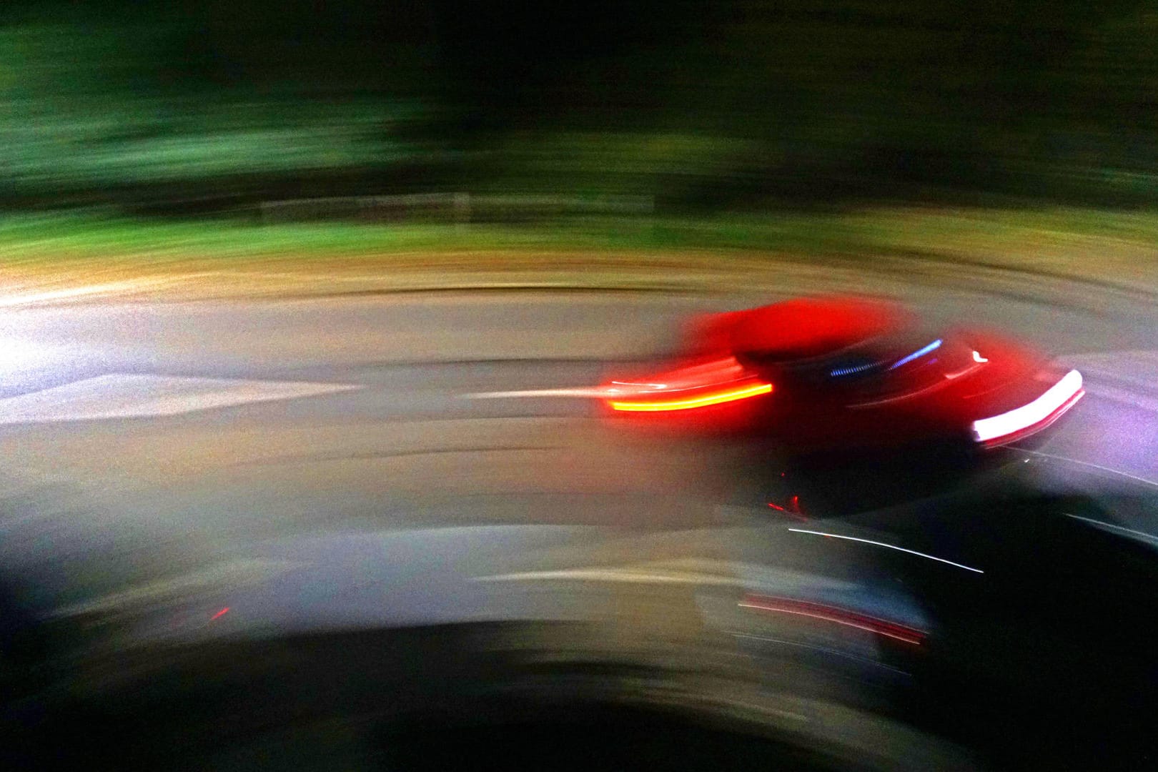 Verschwommene Sicht: 2,23 Promille wurden bei dem 40-jährigen gemessen, nachdem er in einer Kurve von der Fahrbahn abkam und zu Fuß flüchtete. (Symbolbild)