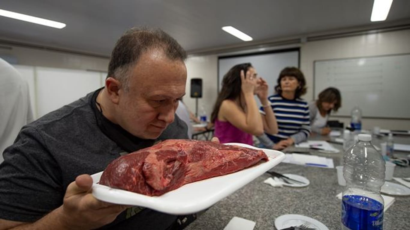Neue Ausbildung zum Fleischsommelier an der Tierärztlichen Fakultät in Buenos Aires: Der Kurs dauert 300 Stunden und umfasst Ausbildungsmodule zu Tierzucht, Verarbeitung, Zubereitung und Verkostung von Fleisch.