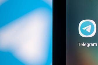 Das Telegram-Logo auf dem Bildschirm eines Smartphones.