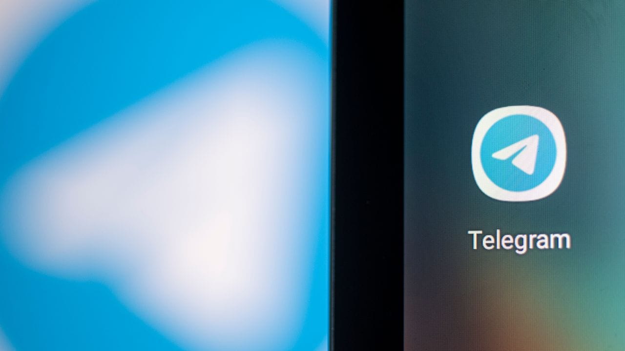 Das Telegram-Logo auf dem Bildschirm eines Smartphones. Das Telegram-Logo auf dem Bildschirm eines Smartphones.