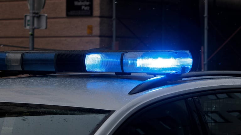 Das Blaulicht eines Polizeifahrzeuges leuchtet (Symbolbild): Die Polizei bittet mögliche Zeugen um Hinweise.