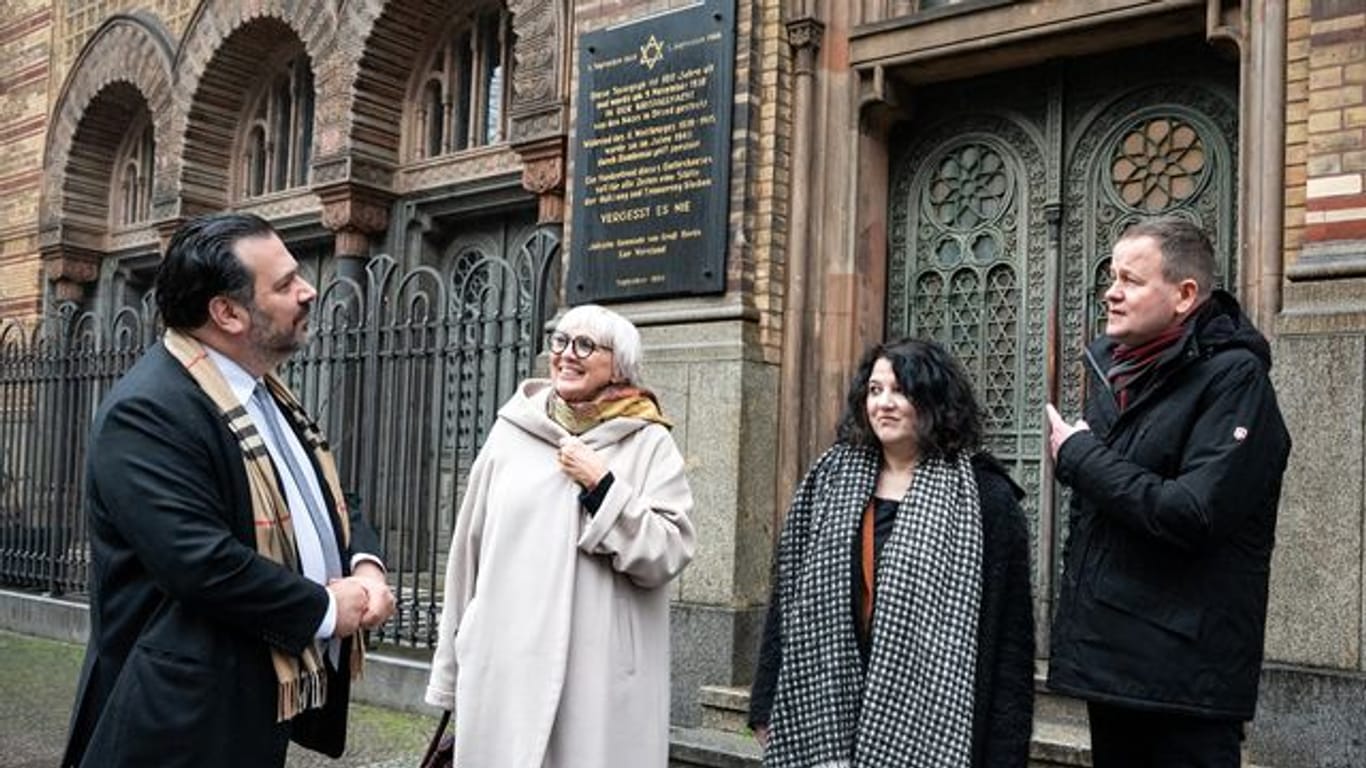 Kulturstaatsministerin Roth besucht die Neue Synagoge