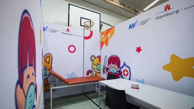 Impfkabinen aus bunten Stellwänden sind im Kinderimpfzentrum in der Pasmannstraße zu sehen: Fünf- bis Elfjährige können hier geimpft werden. Impfkabinen aus bunten Stellwänden sind im Kinderimpfzentrum in der Pasmannstraße zu sehen: Fünf- bis Elfjährige können hier geimpft werden.