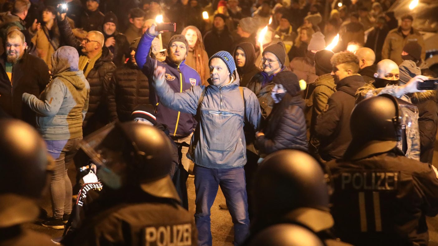 Nicht genehmigter Corona-Protest in Greiz: "Anhänger der Szene nutzen die Plattform zur Verbreitung der eigenen Agenda sowie zur Mobilisierung". Nicht genehmigter Corona-Protest in Greiz: "Anhänger der Szene nutzen die Plattform zur Verbreitung der eigenen Agenda sowie zur Mobilisierung".