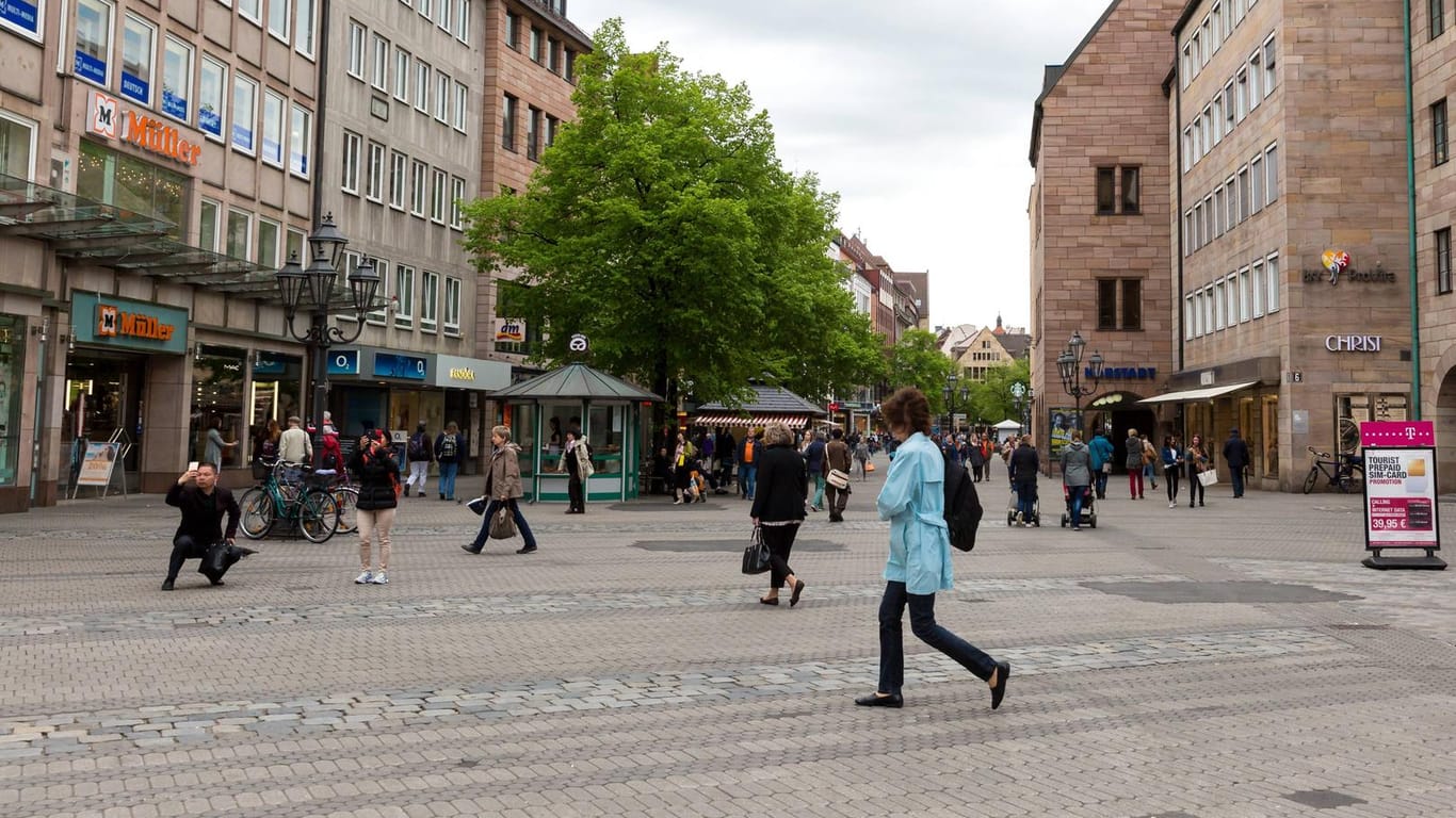 Fußgängerzone in der Innenstadt Nürnbergs (Archivbild): Der Fahrer hatte versucht, sein Gespann zu wenden.