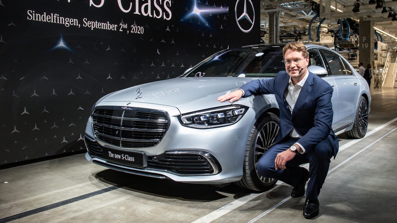 Daimler-CEO Ola Kaellenius vor der neuen S-Klasse (Archivbild): An dem deutsche Traditionsunternehmen hat China mehr Anteile als bisher bekannt war.