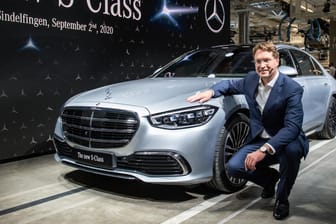 Daimler-CEO Ola Kaellenius vor der neuen S-Klasse (Archivbild): An dem deutsche Traditionsunternehmen hat China mehr Anteile als bisher bekannt war.