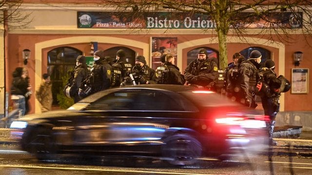 Polizisten sichern den Kornmarkt wegen eines Corona-Protests