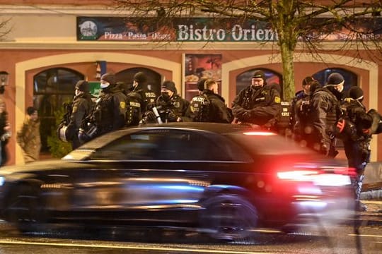 Polizisten sichern den Kornmarkt wegen eines Corona-Protests