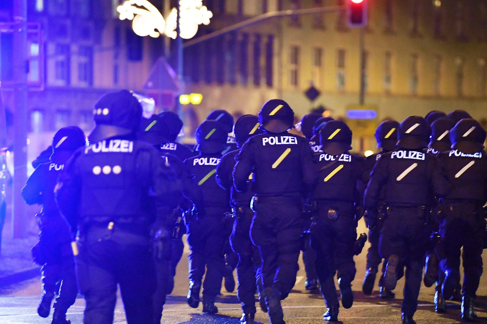 Polizisten im Einsatz bei einem Protest gegen die Corona-Politikt: Die Stimmung bei den Demonstrationen ist lauf Polizei teils höchst aggressiv.