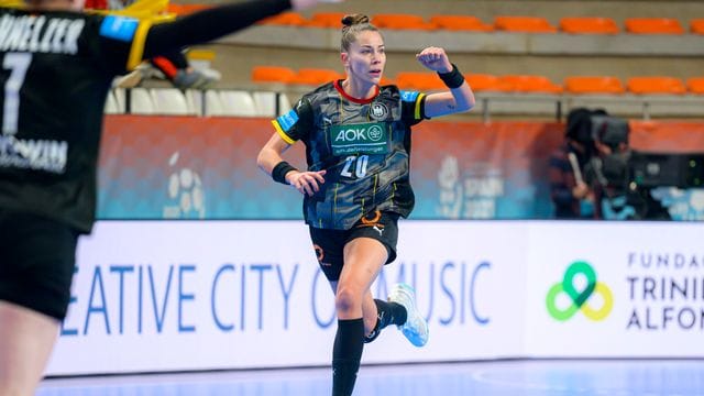 Emily Bölk und die deutschen Handballerinnen spielen gegen Spanien um den Einzug ins WM-Halbfinale.