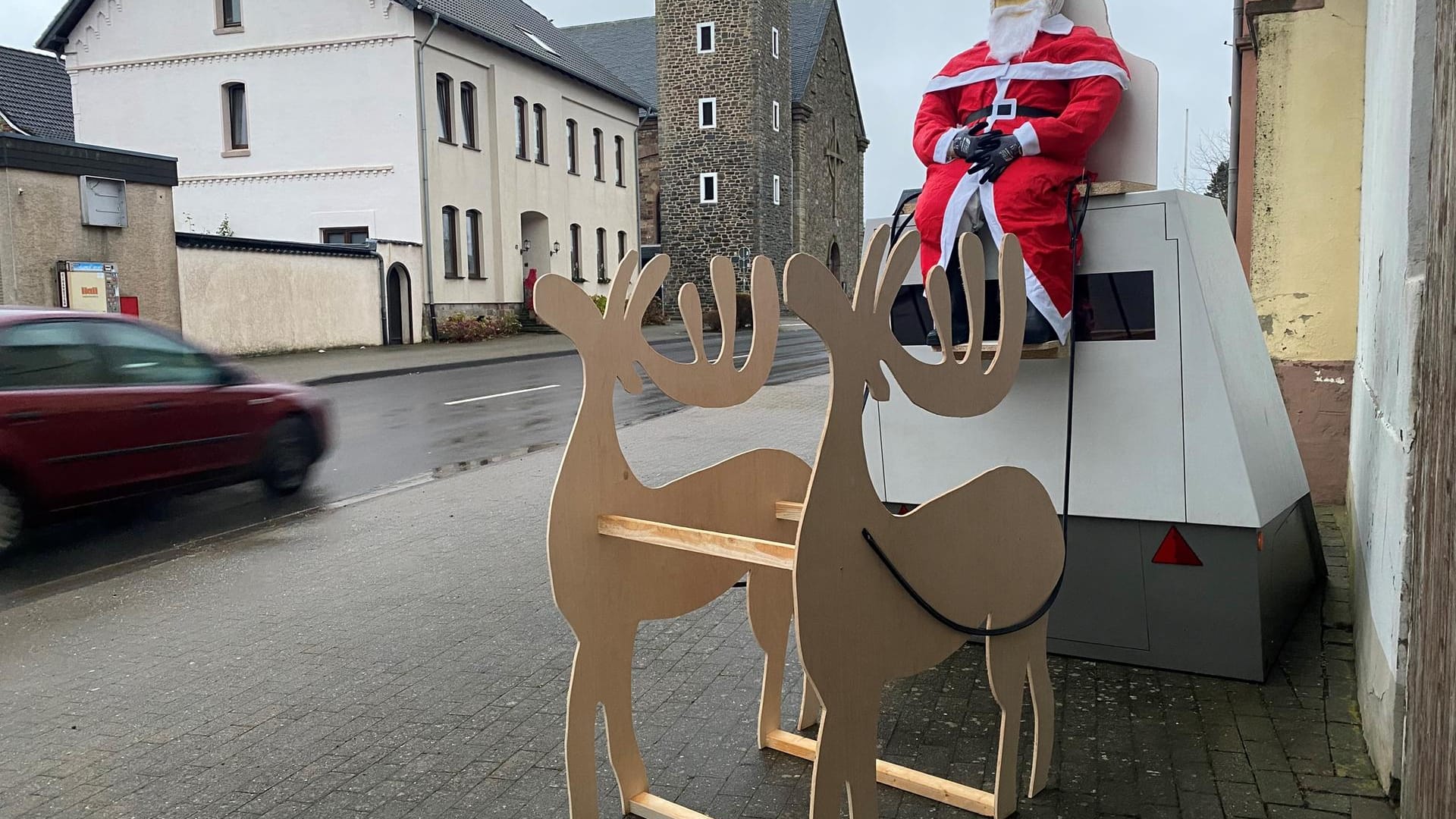 Blitzer in Hürtgenwald: Eine mobile Radarfalle dekoriert mit einem Weihnachtsmann und einem Schlitten. Blitzer in Hürtgenwald: Eine mobile Radarfalle dekoriert mit einem Weihnachtsmann und einem Schlitten.