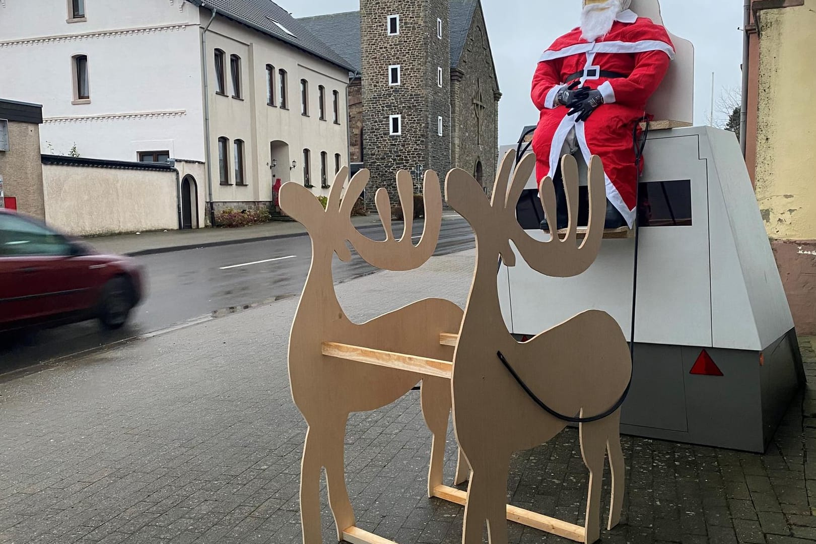 Blitzer in Hürtgenwald: Eine mobile Radarfalle dekoriert mit einem Weihnachtsmann und einem Schlitten.