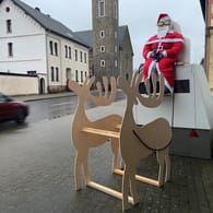 Blitzer in Hürtgenwald: Eine mobile Radarfalle dekoriert mit einem Weihnachtsmann und einem Schlitten.