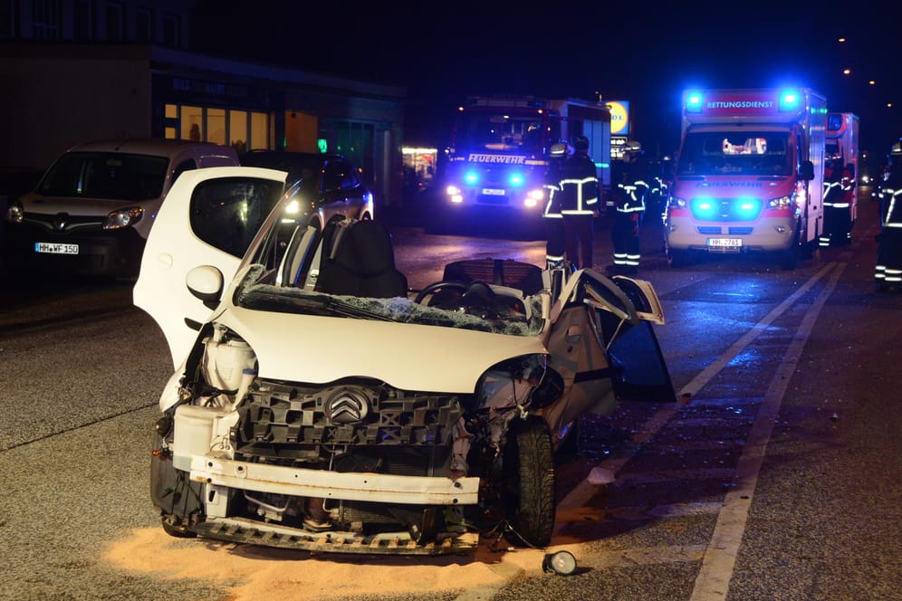 Unfall in der Nacht in Hamburg: Bei dem Zusammenstoß wurden fünf Personen verletzt.