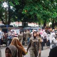Indonesien, Makassar: Menschen warten draußen, nachdem ein Regierungsgebäude evakuiert worden war.