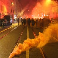 Ausschreitungen in Leipzig in der Nacht: Zwölf Personen wurden von der Polizei in Gewahrsam genommen.
