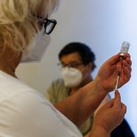 Booster-Impfung beim Hausarzt: Die Auffrischungsimpfung kann den Impfschutz gegen das Coronavirus wieder deutlich erhöhen.