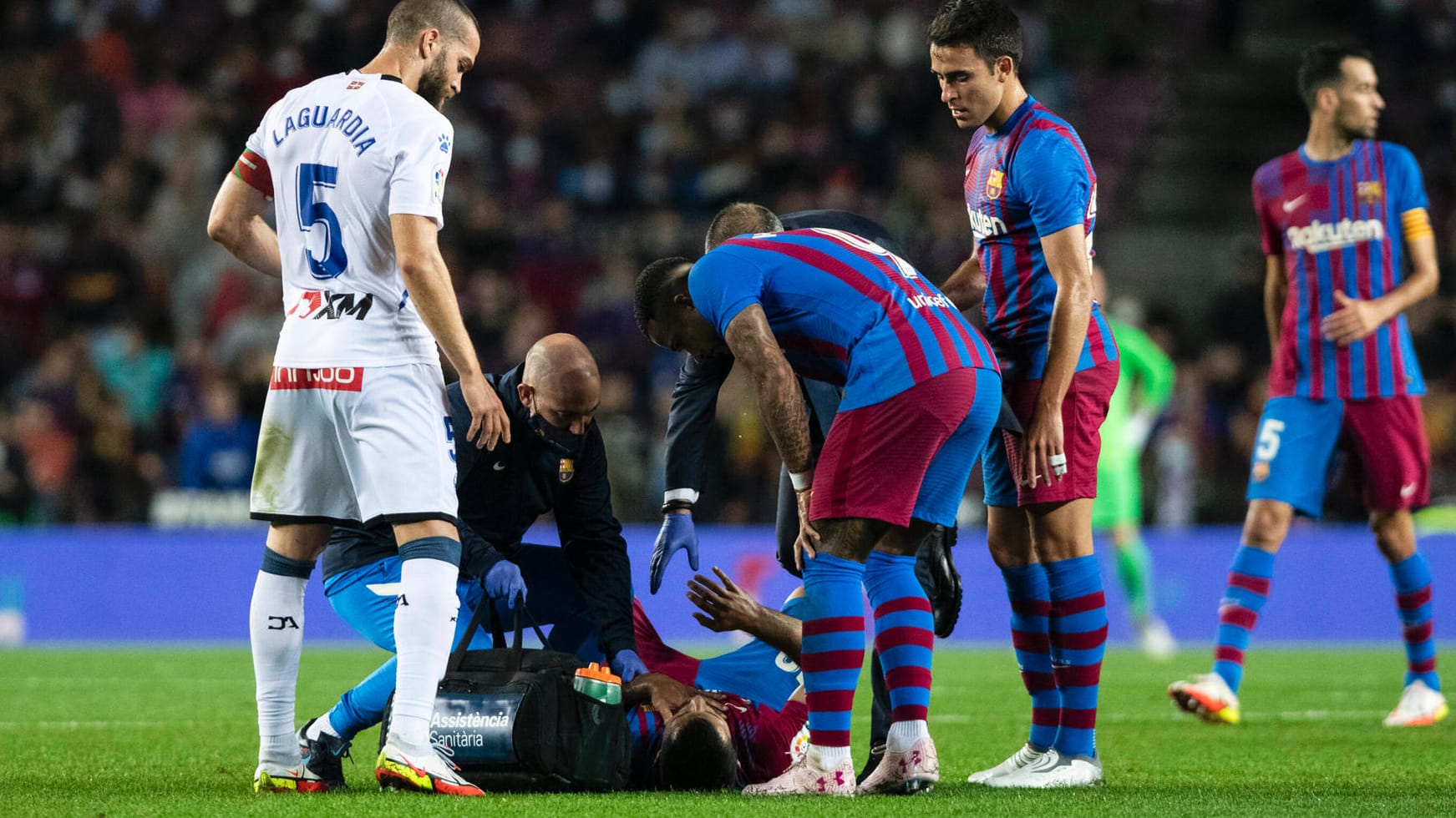 Sergio Agüero: Der Stürmer musste im Spiel gegen Deportivo Alavés behandelt werden.