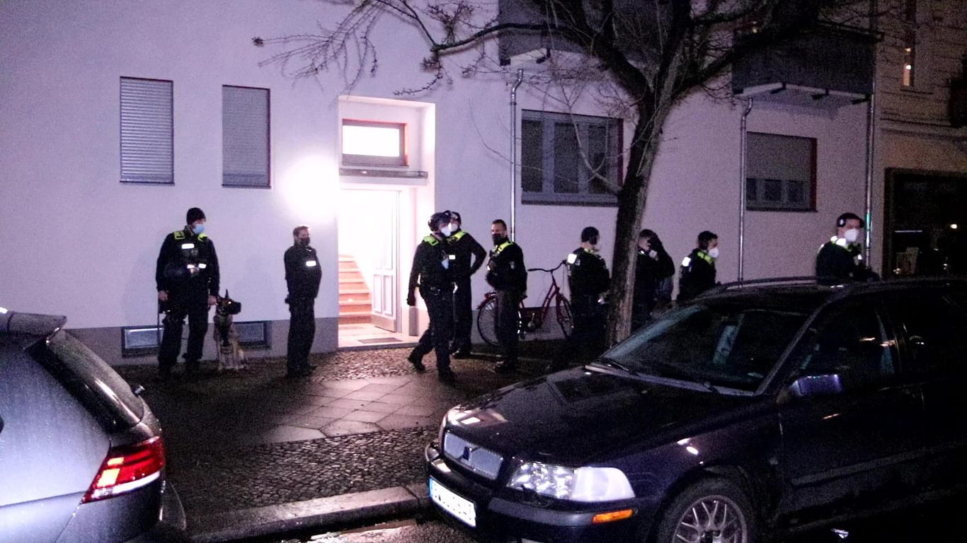 Polizisten bei der Razzia im Berliner Clan-Milieu: In der Hauptstadt wurden am Dienstagmorgen mehrere Gebäude von Polizisten durchsucht.