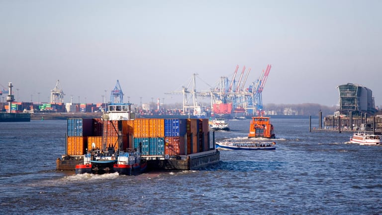Container im Hamburger Hafen (Symbolbild): Deutschlands Wirtschaft dürfte nächstes Jahr langsamer wachsen als zuletzt angenommen.
