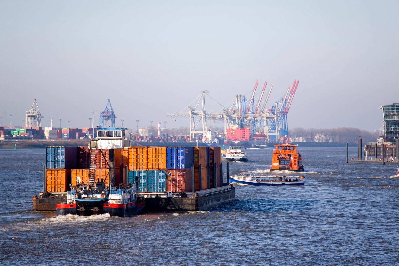 Container im Hamburger Hafen (Symbolbild): Deutschlands Wirtschaft dürfte nächstes Jahr langsamer wachsen als zuletzt angenommen. Container im Hamburger Hafen (Symbolbild): Deutschlands Wirtschaft dürfte nächstes Jahr langsamer wachsen als zuletzt angenommen.
