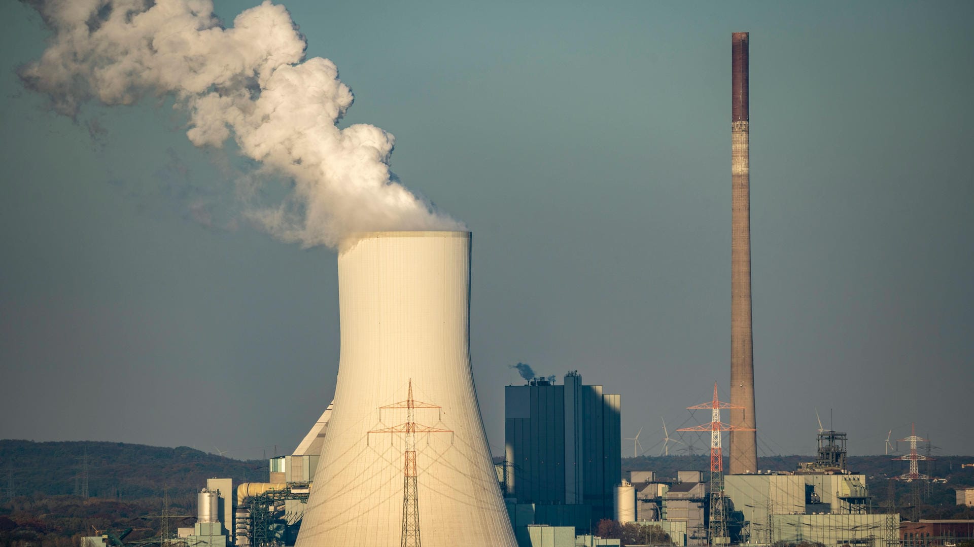 Über einem Kohlekraftwerk steigen dichte Wolken auf (Symbolbild): Kohle ist nach wie vor der wichtigste Energieträger in Deutschland.