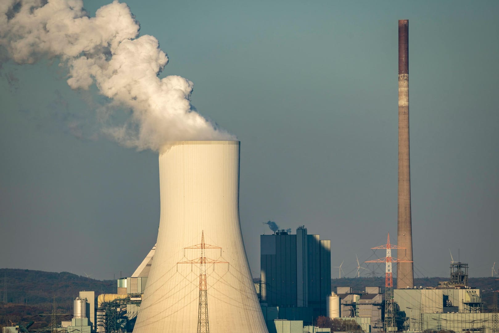 Über einem Kohlekraftwerk steigen dichte Wolken auf (Symbolbild): Kohle ist nach wie vor der wichtigste Energieträger in Deutschland.