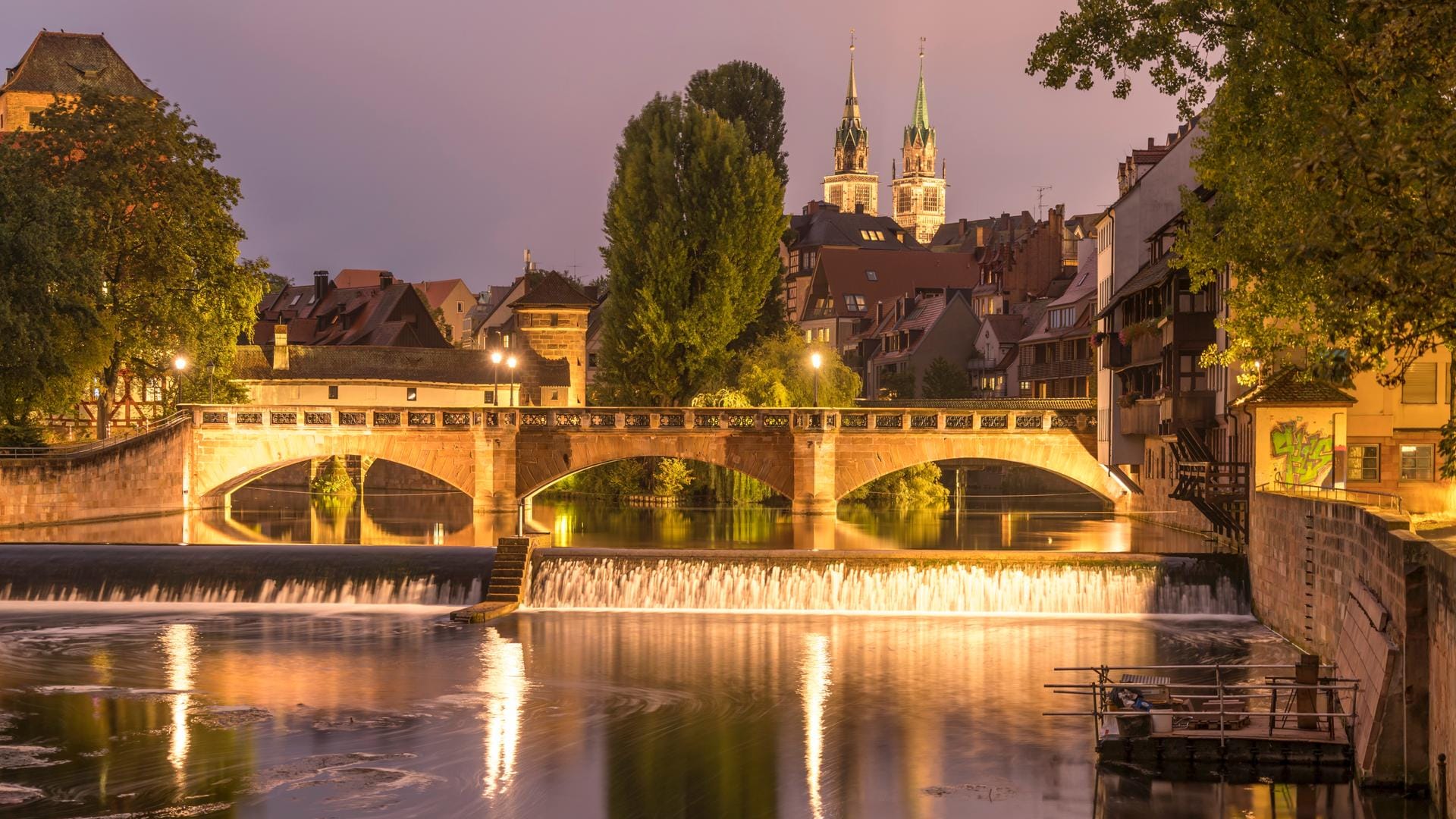 Beleuchtete Maxbrücke über der Pegnitz in Nürnberg (Archivbild): Hier, gab der Mann an, das Kind gesehen zu haben. Beleuchtete Maxbrücke über der Pegnitz in Nürnberg (Archivbild): Hier, gab der Mann an, das Kind gesehen zu haben.