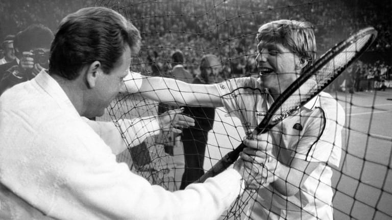Boris Becker (r.) und Trainer Günther Bosch freuen sich beim Davis-Cup-Finale 1985 über den 2:2-Ausgleich. Am Ende verlor Deutschland mit 2:3 gegen Schweden.
