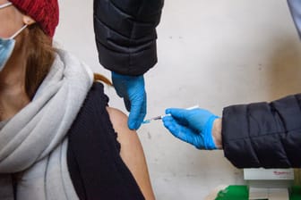 Corona-Impfung im Paderborner Dom: Künftig soll es keine Testpflicht mehr für Menschen geben, die bereits drei Impfungen erhalten haben.