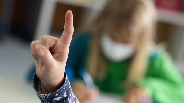 Die Zahl der Corona-Fälle an Schulen steigt weiter.